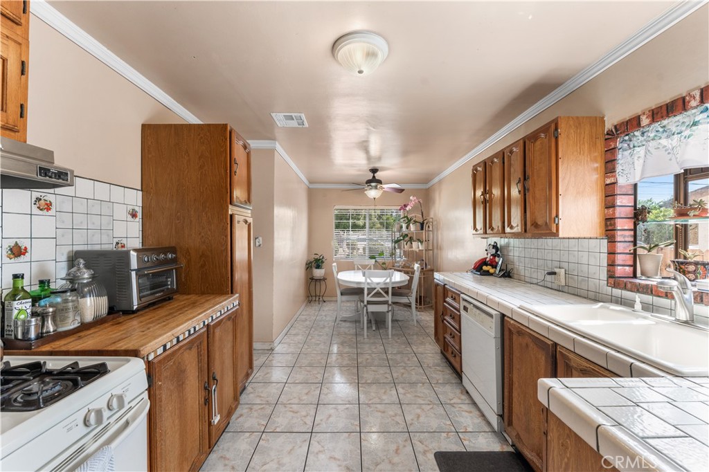 13007 Glenoaks Boulevard Property Photo 5