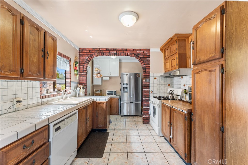 13007 Glenoaks Boulevard Property Photo 6