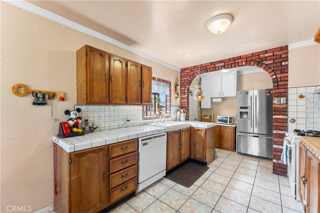 13007 Glenoaks Boulevard Property Photo 7