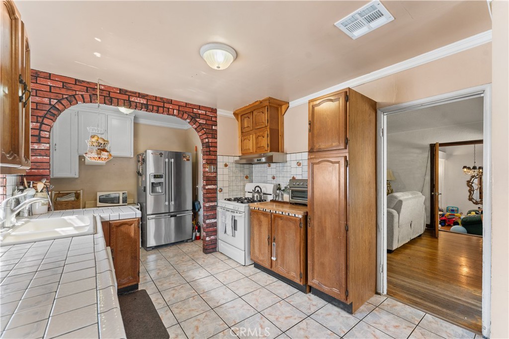13007 Glenoaks Boulevard Property Photo 8