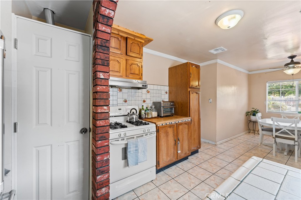 13007 Glenoaks Boulevard Property Photo 9