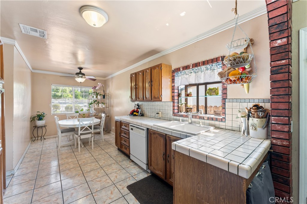 13007 Glenoaks Boulevard Property Photo 10