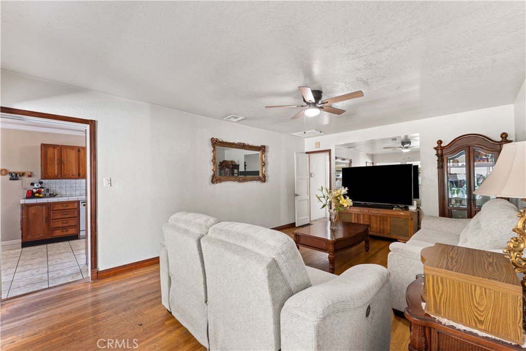 13007 Glenoaks Boulevard Property Photo 13
