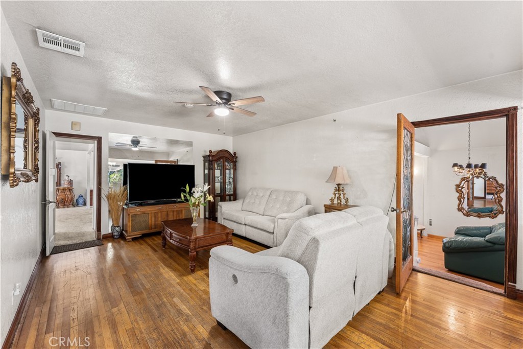13007 Glenoaks Boulevard Property Photo 15