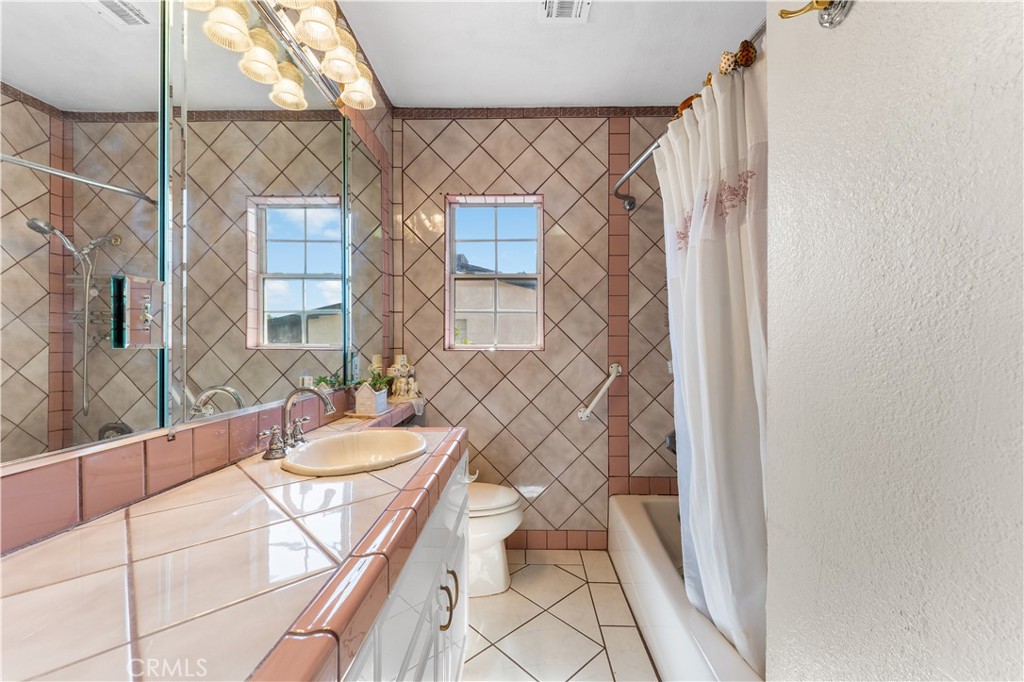 13007 Glenoaks Boulevard Property Photo 23