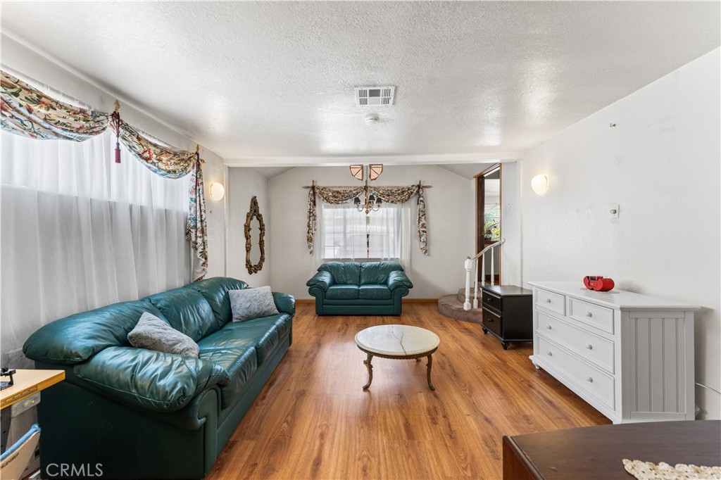 13007 Glenoaks Boulevard Property Photo 25