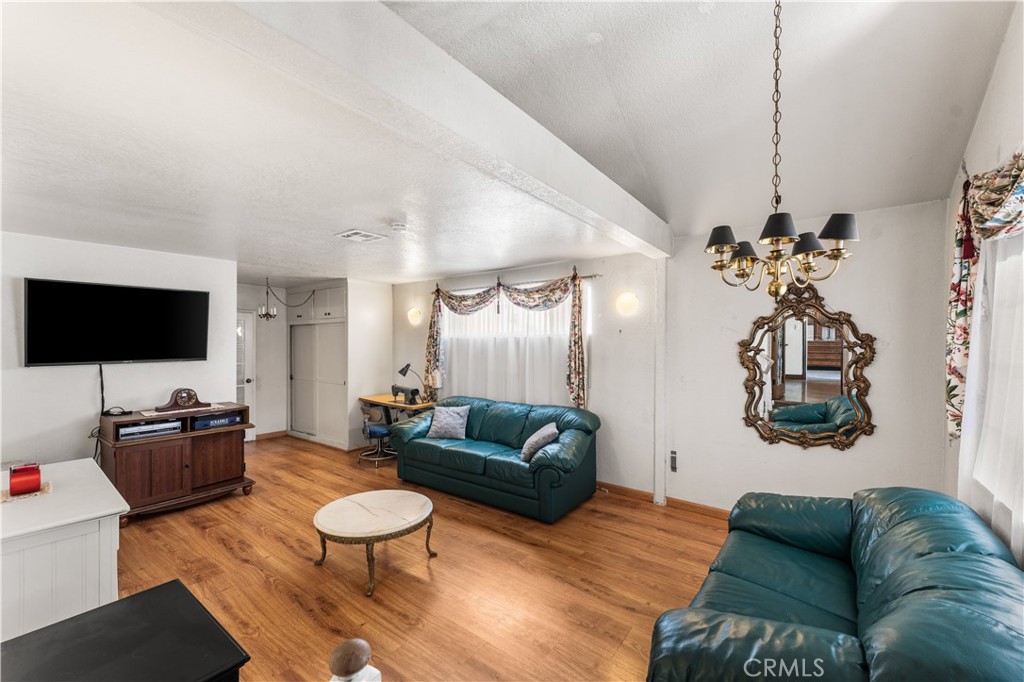 13007 Glenoaks Boulevard Property Photo 26