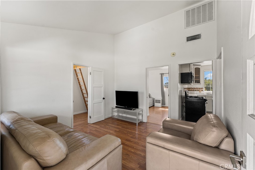 13007 Glenoaks Boulevard Property Photo 52