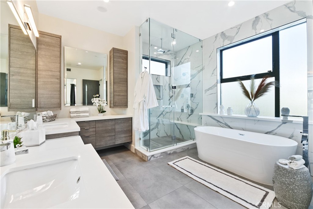 454 S Holt Avenue Property Photo 11