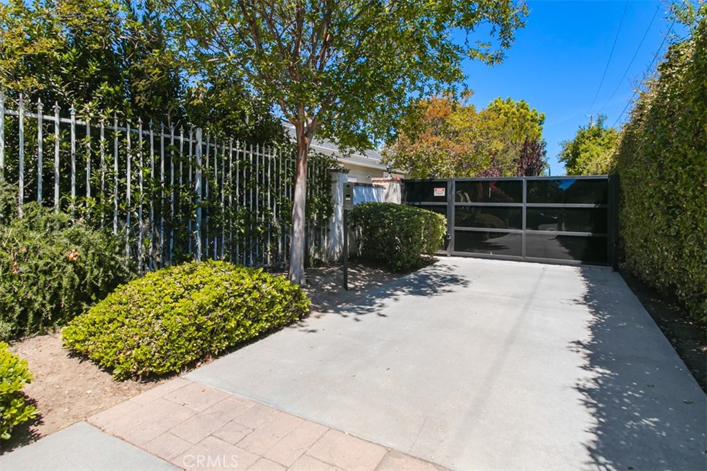 22841 Calvert St Property Photo 3