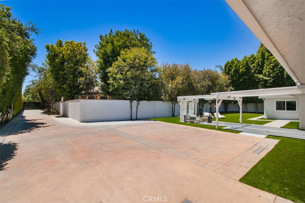22841 Calvert St Property Photo 4