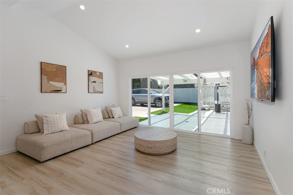 22841 Calvert St Property Photo 13