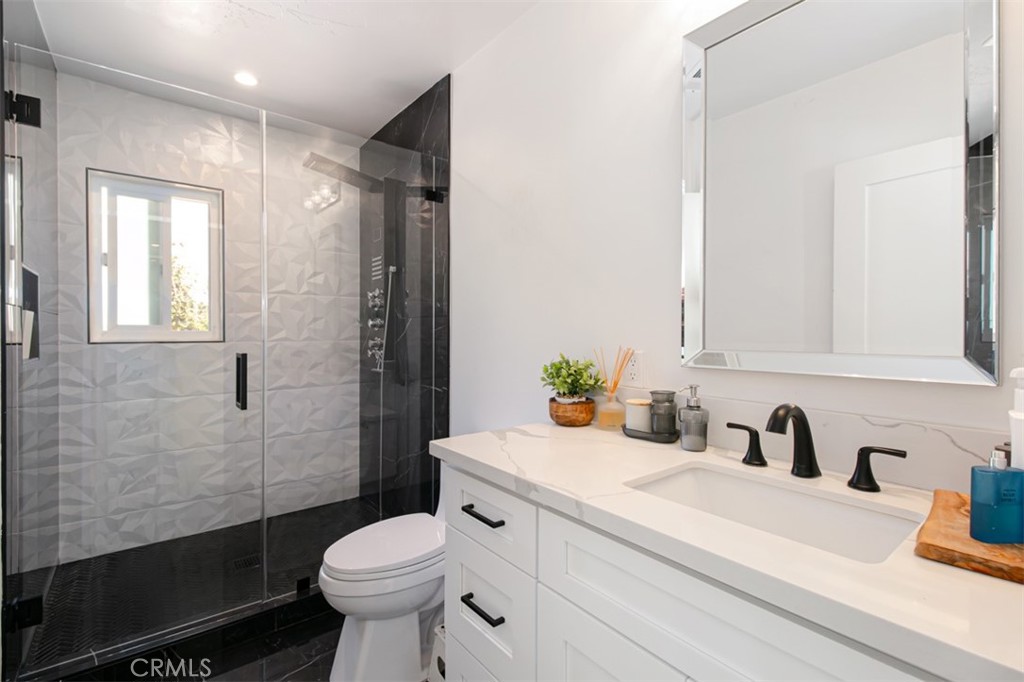 22841 Calvert St Property Photo 16