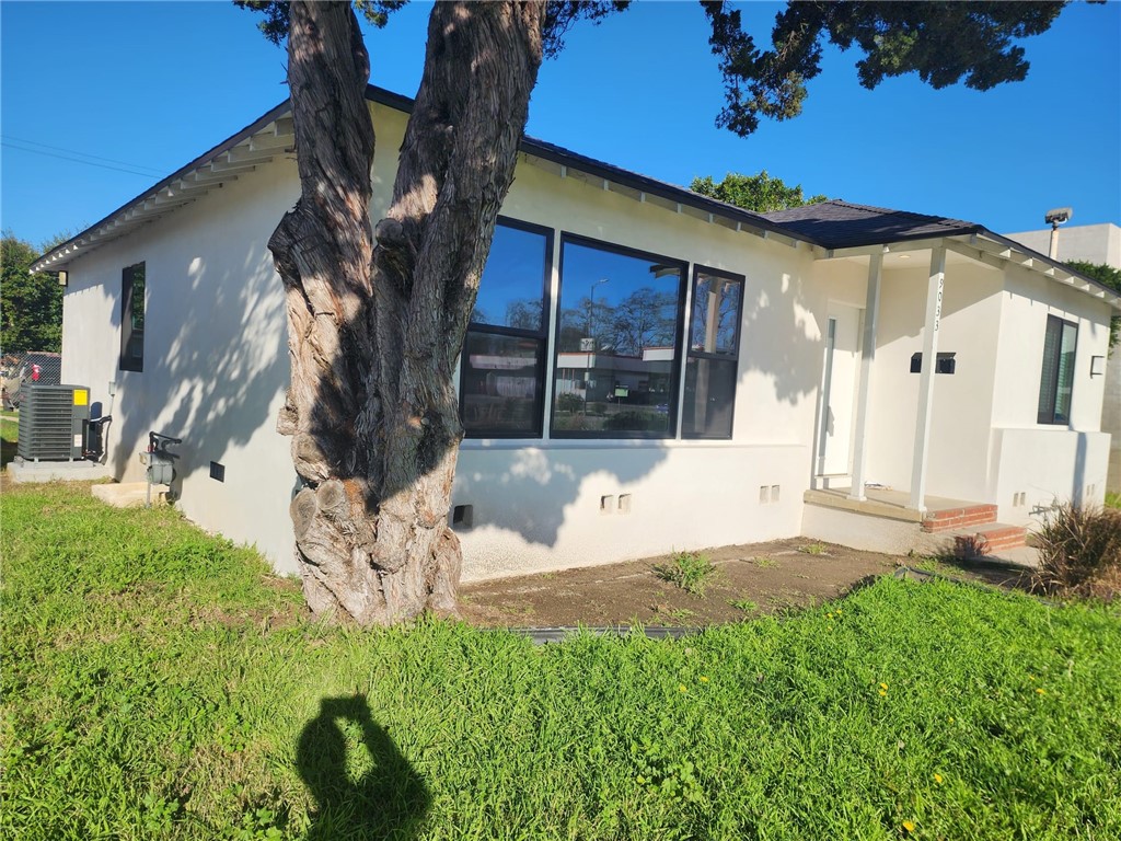 9033 Lindley Avenue Property Photo 3