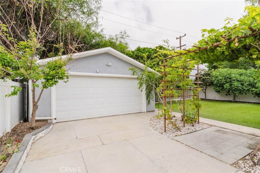 2417 E Dudley Street Property Photo 6