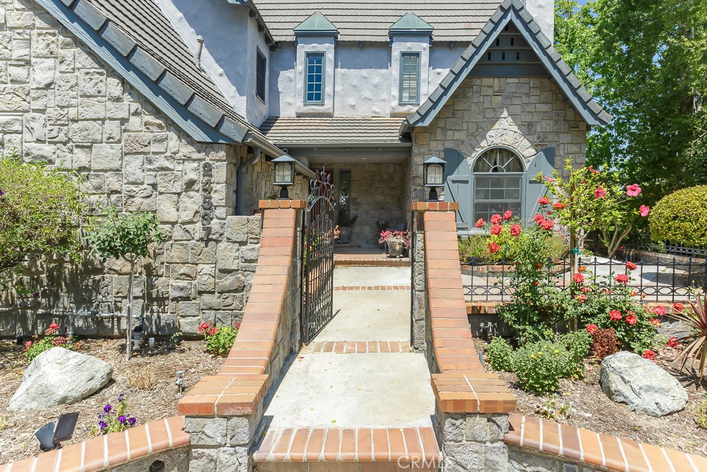 24537 Peachland Avenue Property Photo 4