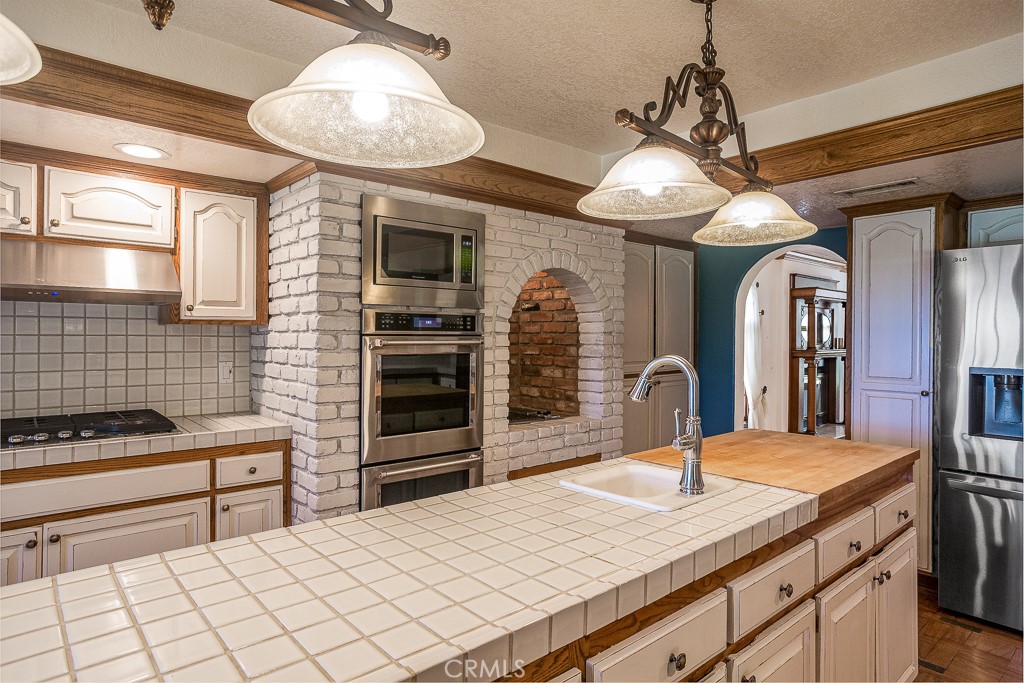 24537 Peachland Avenue Property Photo 18