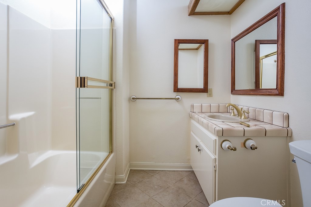 24537 Peachland Avenue Property Photo 33
