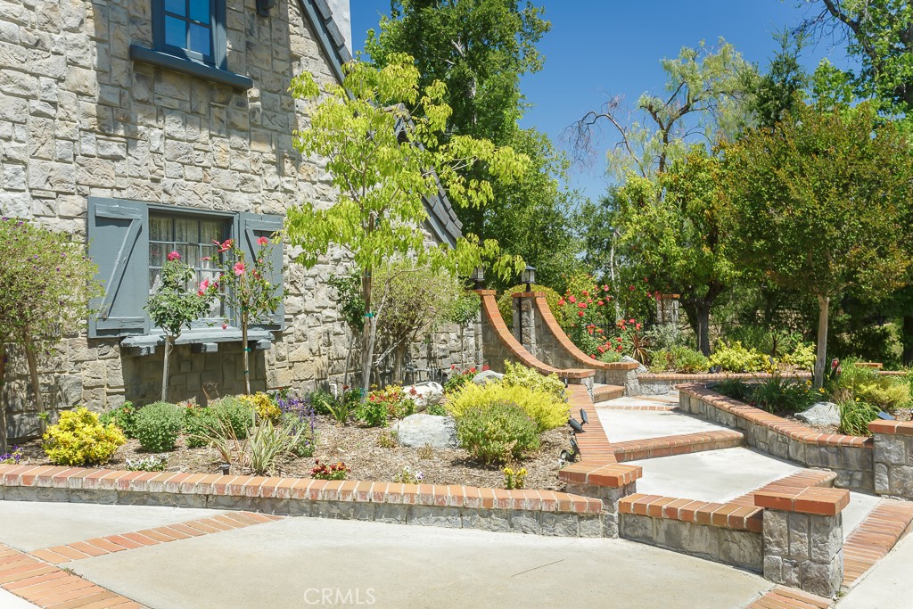 24537 Peachland Avenue Property Photo 40