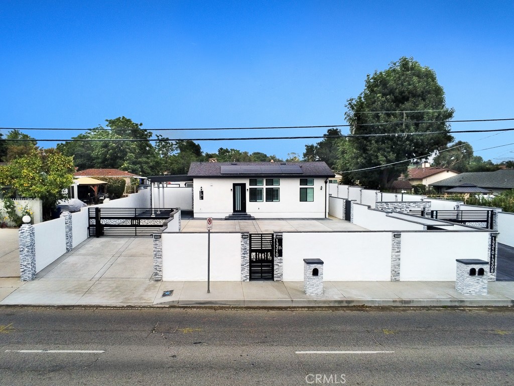 13310 1/2 Glenoaks Boulevard Property Photo 5