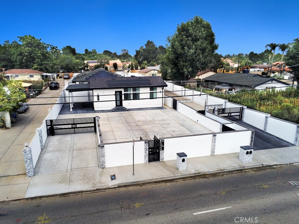 13310 1/2 Glenoaks Boulevard Property Photo 7