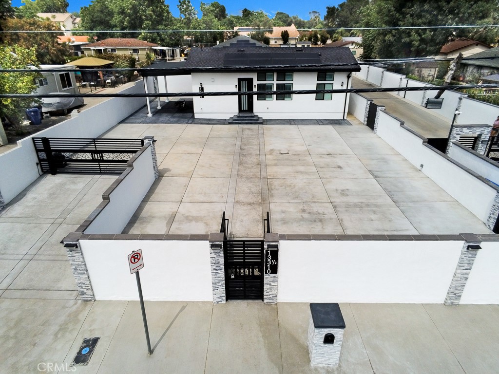 13310 1/2 Glenoaks Boulevard Property Photo 11
