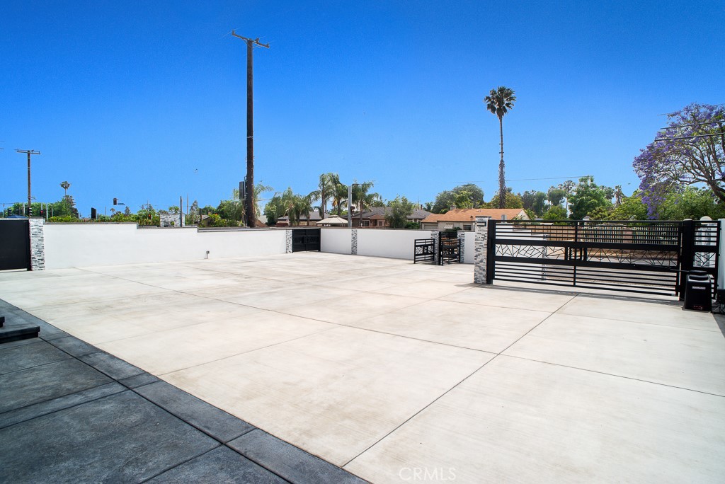 13310 1/2 Glenoaks Boulevard Property Photo 17