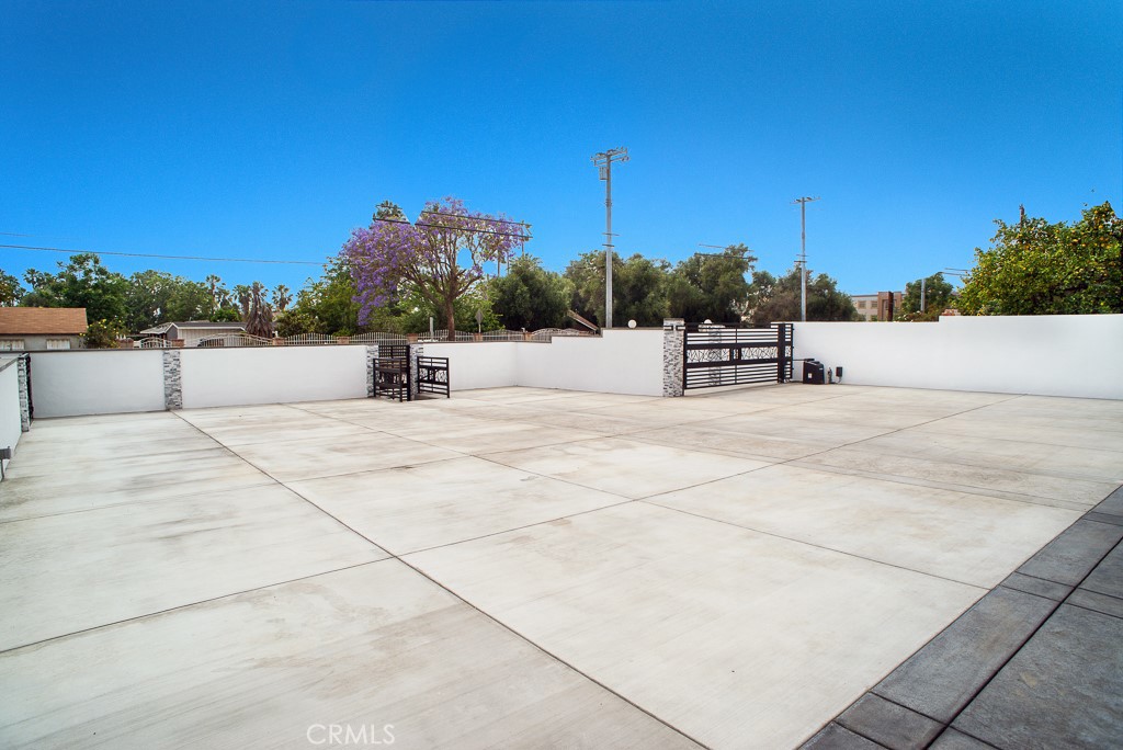 13310 1/2 Glenoaks Boulevard Property Photo 19