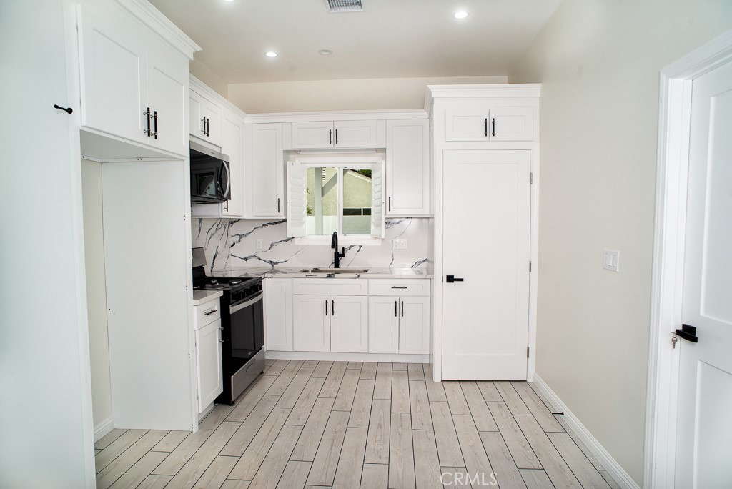 13310 1/2 Glenoaks Boulevard Property Photo 21