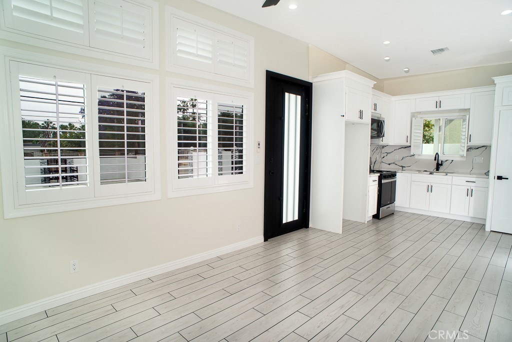 13310 1/2 Glenoaks Boulevard Property Photo 24