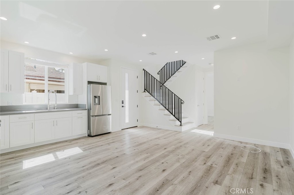 8107 Lemona Avenue Property Photo 5