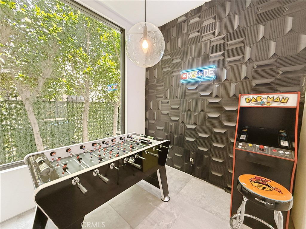 415 N Martel Avenue Property Photo 10
