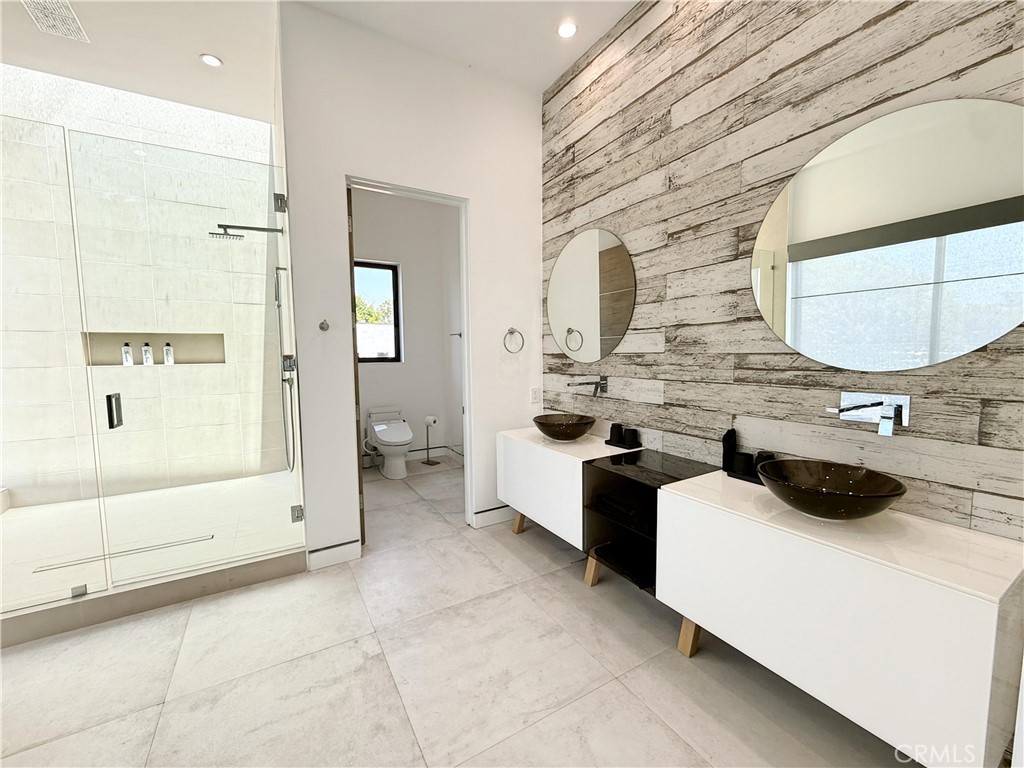 415 N Martel Avenue Property Photo 23