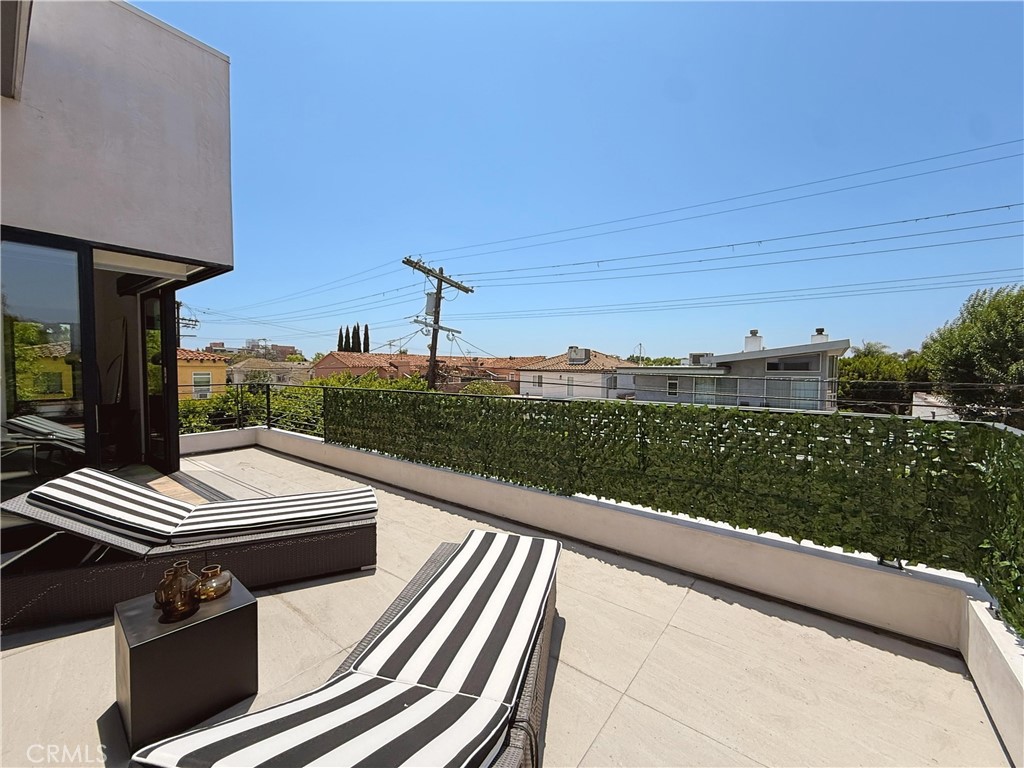 415 N Martel Avenue Property Photo 27