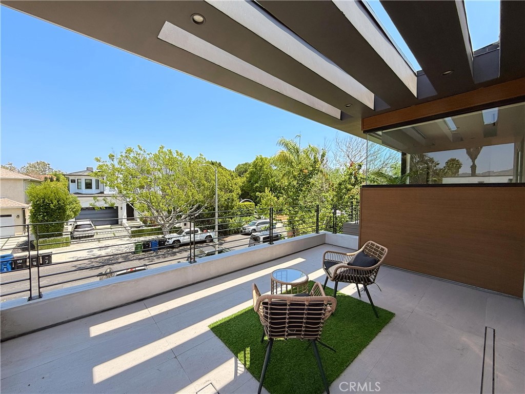 415 N Martel Avenue Property Photo 35