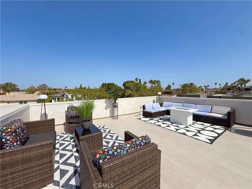415 N Martel Avenue Property Photo 37