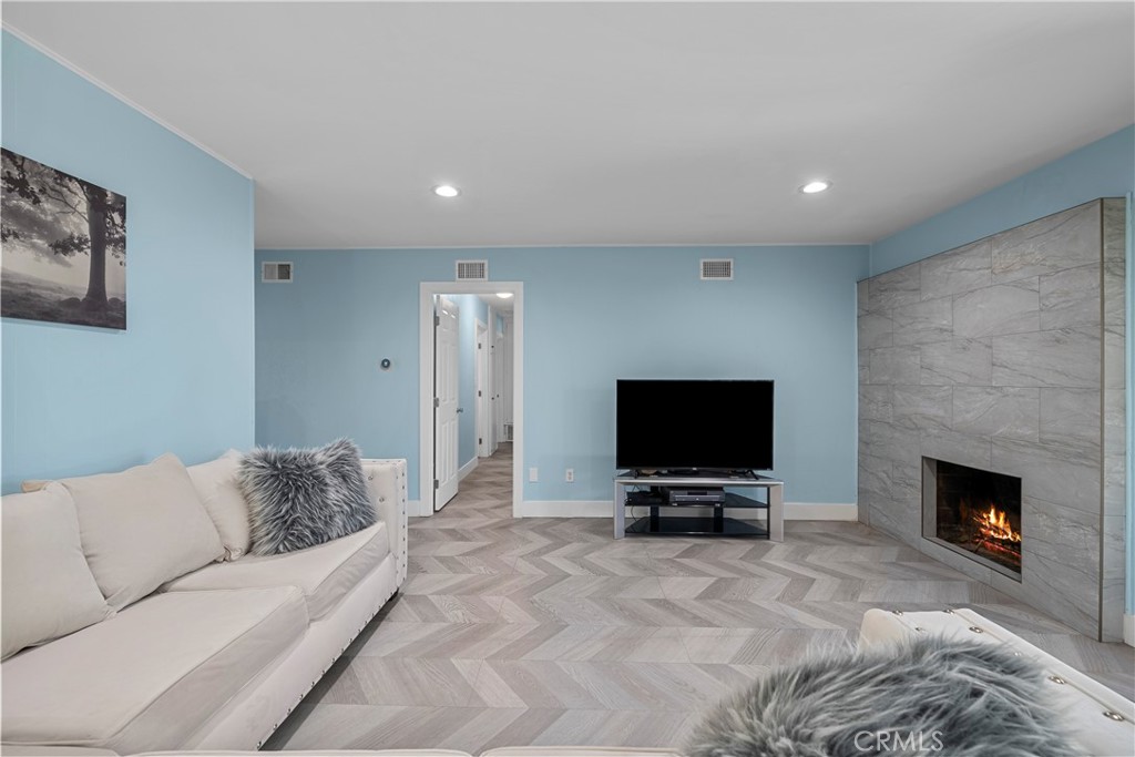 20110 Kinzie Property Photo 6