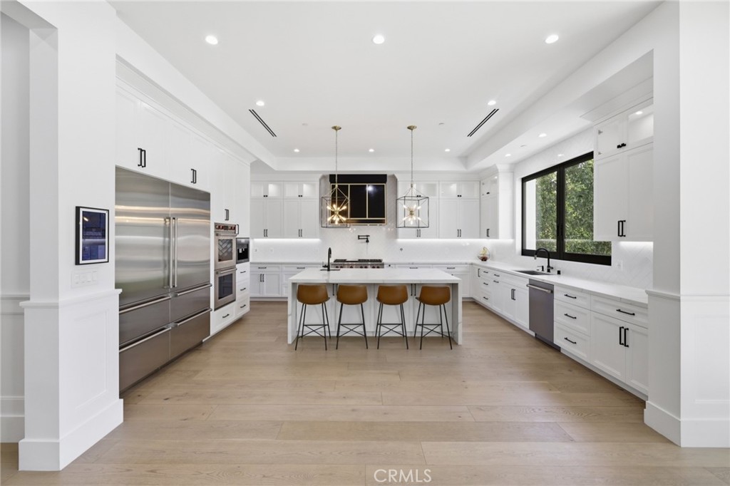 17319 Magnolia Boulevard Property Photo 4