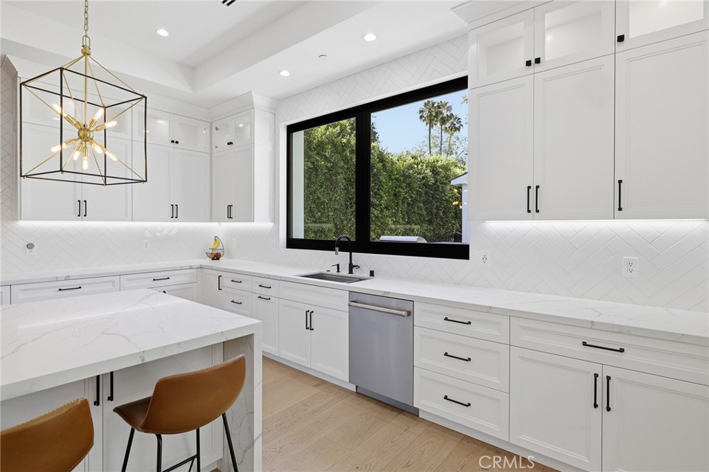 17319 Magnolia Boulevard Property Photo 7