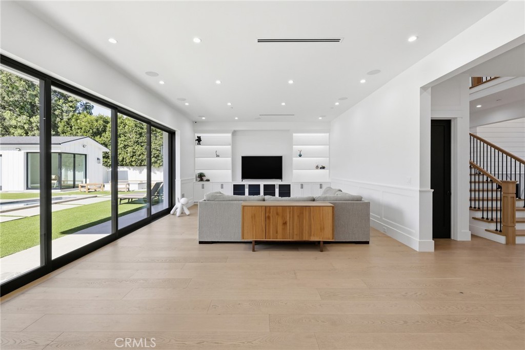 17319 Magnolia Boulevard Property Photo 10