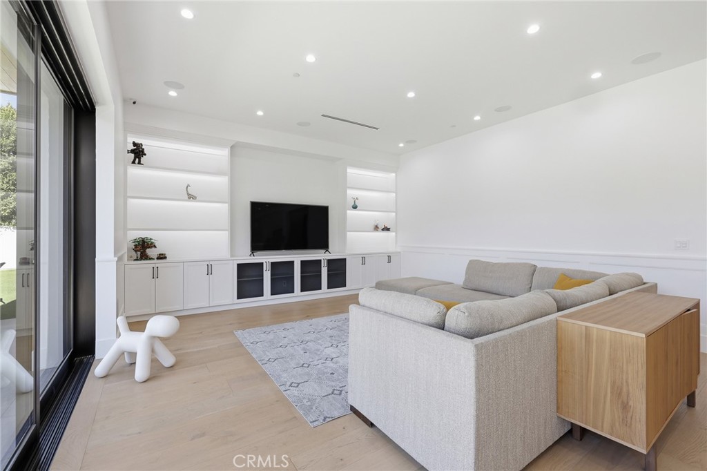 17319 Magnolia Boulevard Property Photo 11