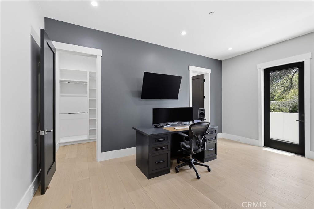 17319 Magnolia Boulevard Property Photo 32