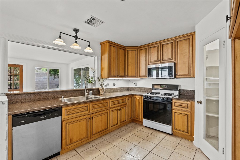 21124 Rosedell Property Photo 4