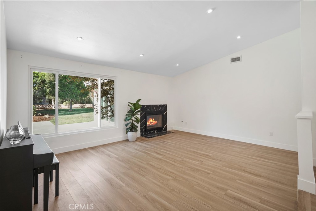 17177 Superior St Property Photo 9