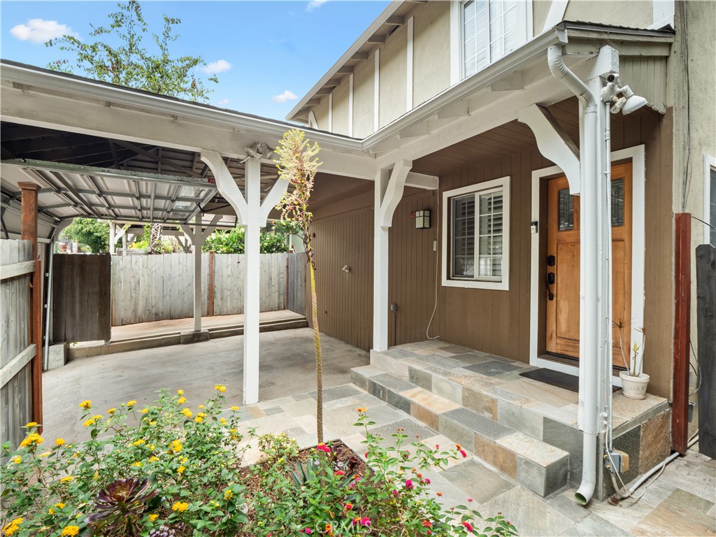 1118 N Beverly Glen Boulevard Property Photo 2