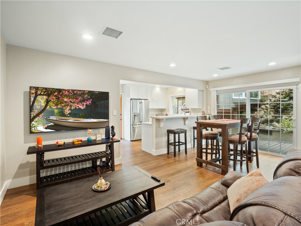 1118 N Beverly Glen Boulevard Property Photo 5