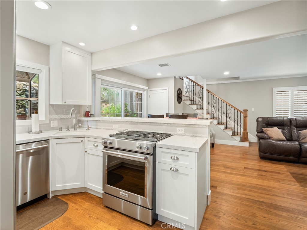 1118 N Beverly Glen Boulevard Property Photo 11