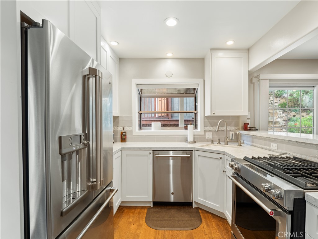 1118 N Beverly Glen Boulevard Property Photo 12