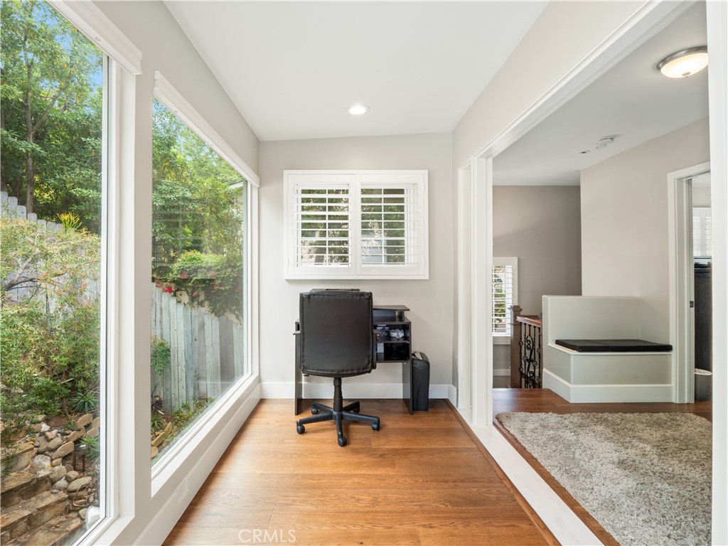 1118 N Beverly Glen Boulevard Property Photo 18