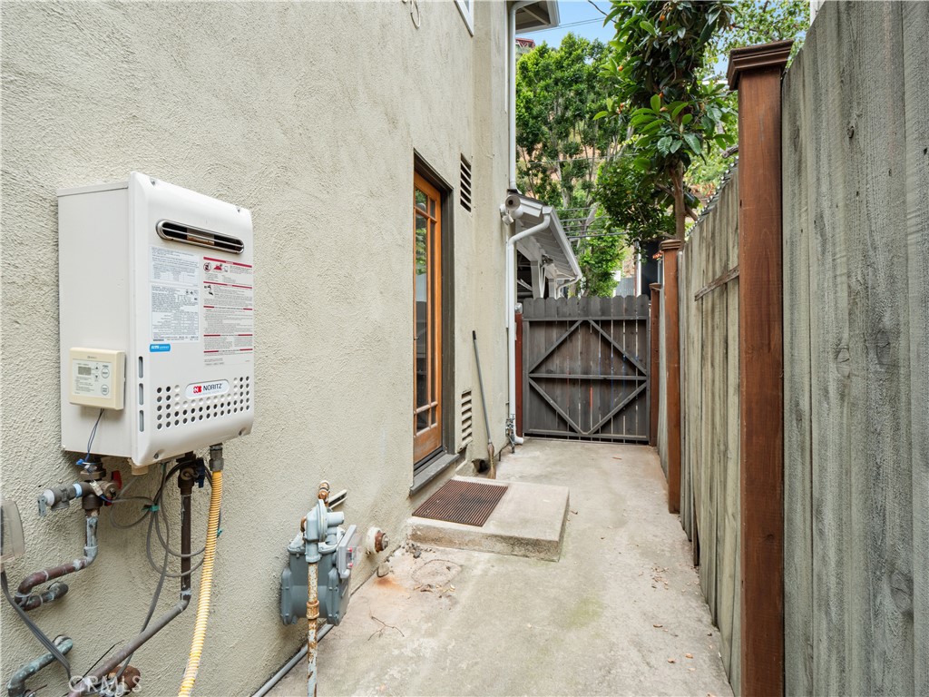1118 N Beverly Glen Boulevard Property Photo 34